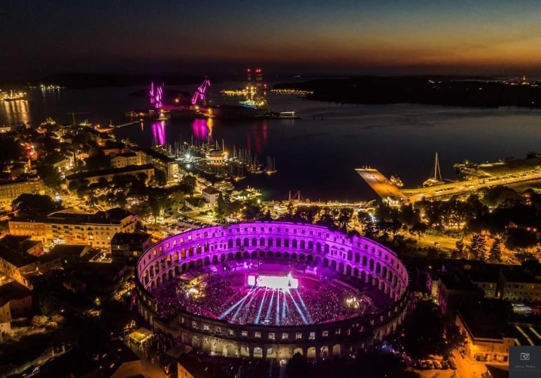 Studio Apartment City With Free Parking Пула Екстер'єр фото